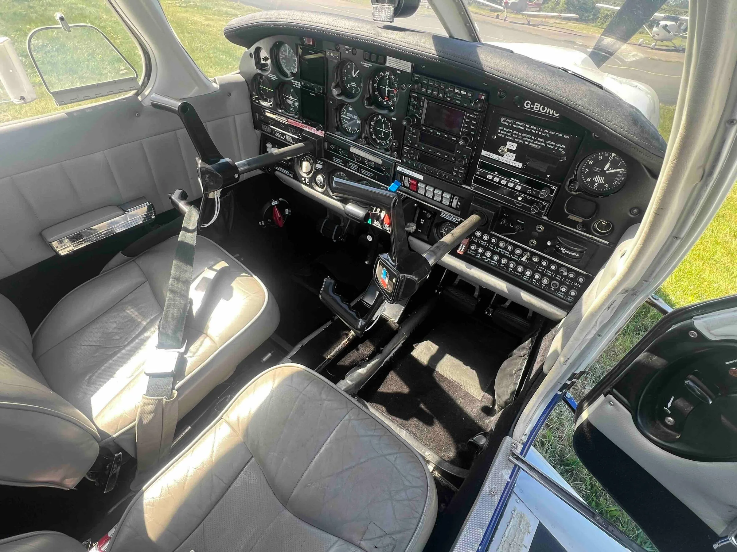 Cockpit and instrument panel of a 1979 Piper PA-28RT-201 Arrow IV.