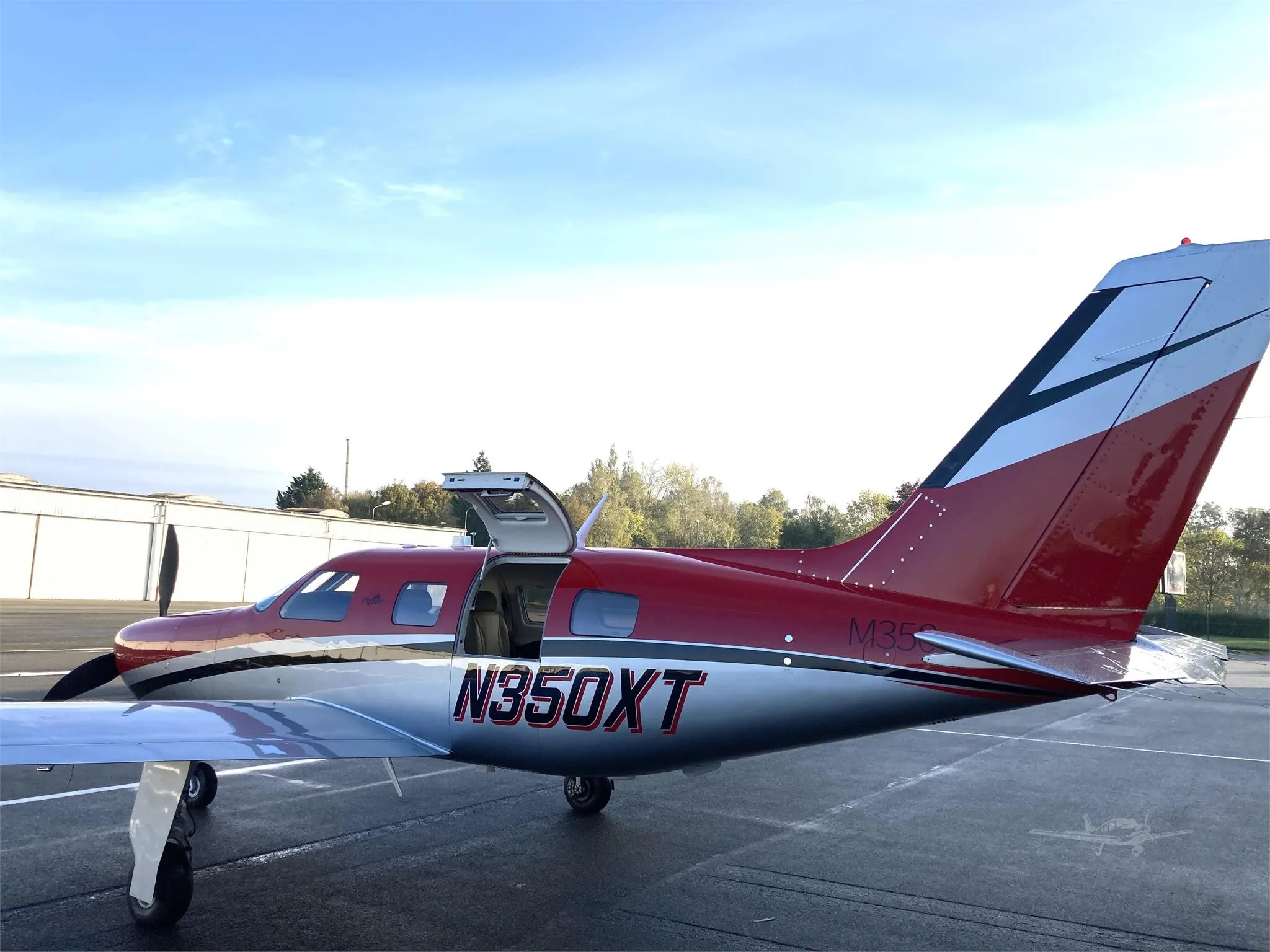 Exterior view of a 2016 PIPER M350, N350XT.