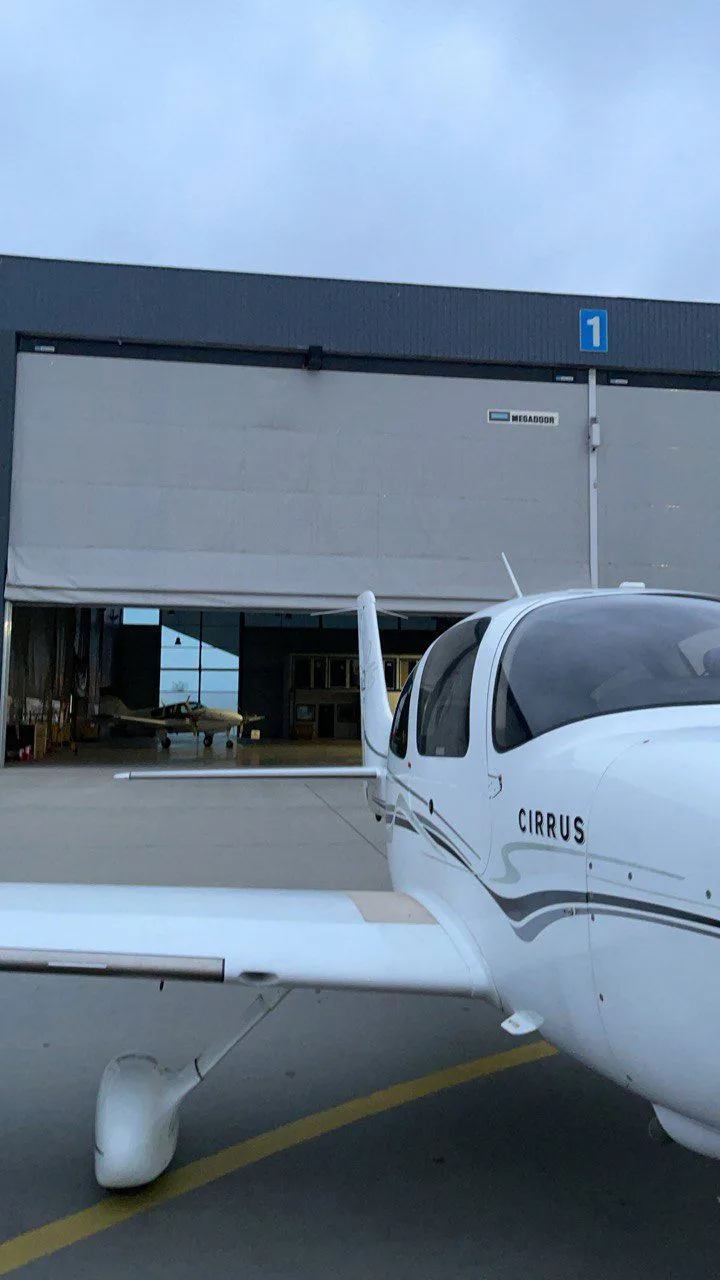 Exterior view of a 2005 Cirrus SR22 G2.
