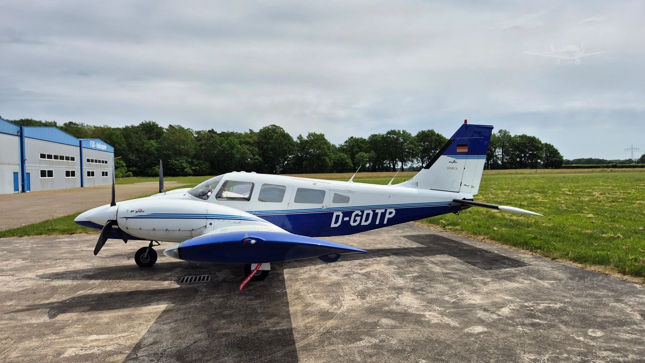 Exterior view of a 1979 PIPER SENECA II, D-GDTP.