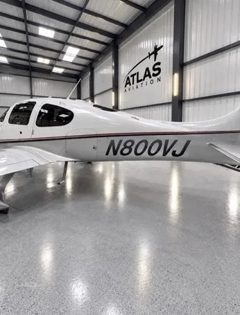 Exterior view of a 2009 CIRRUS SR22, N800VJ.