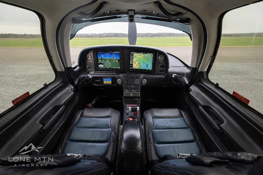 Cockpit and instrument panel of a 2010 Cirrus SR22 G3 GTS.