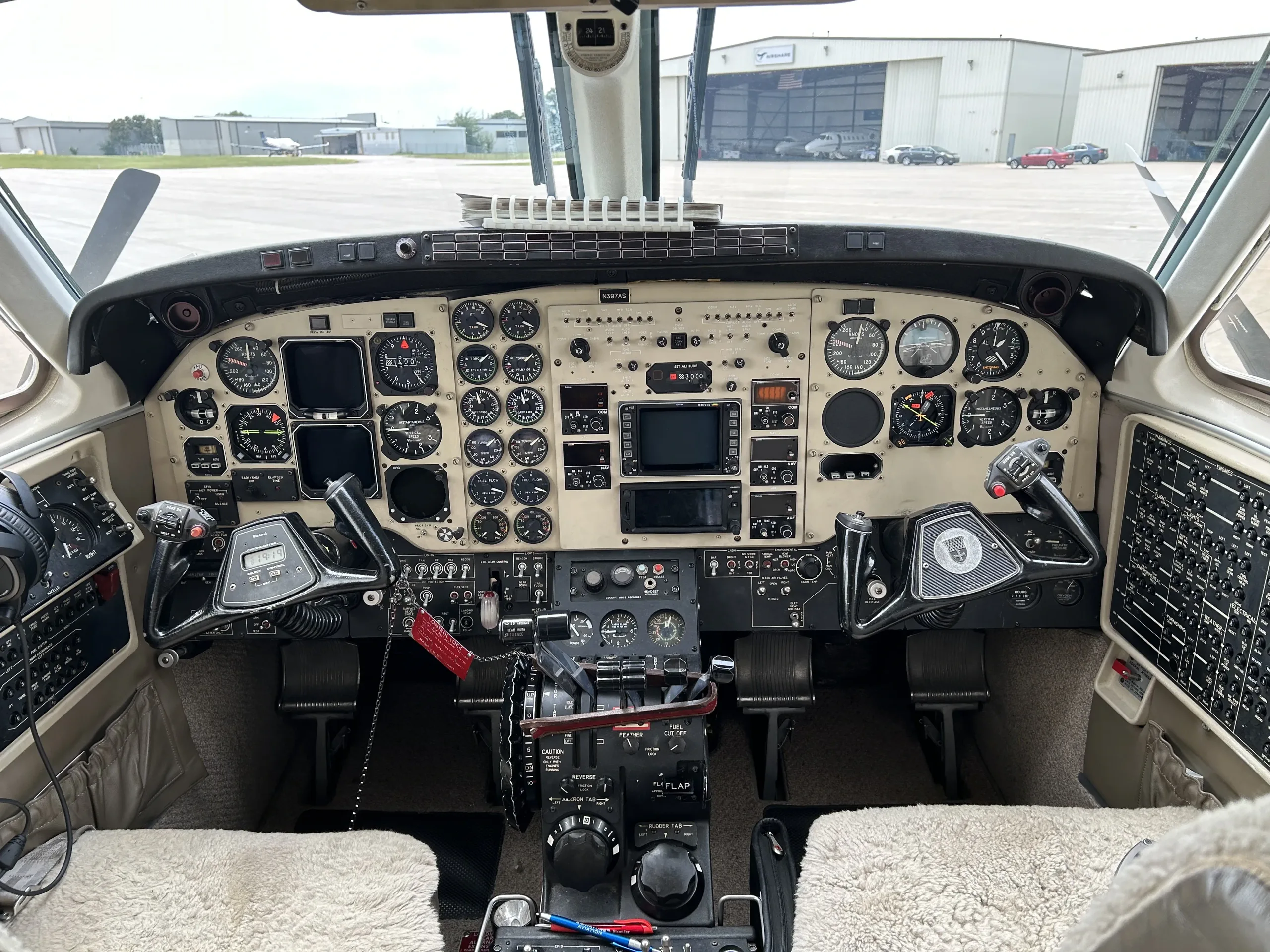 Cockpit and instrument panel of a 1995 Beechcraft King Air.