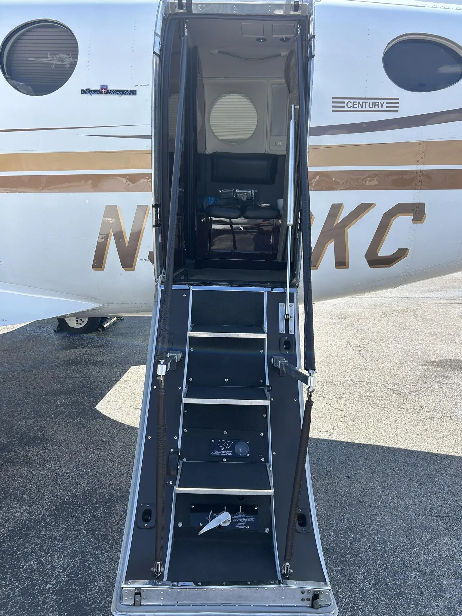 Avionics suite of a 1979 BEECHCRAFT KING AIR 200.