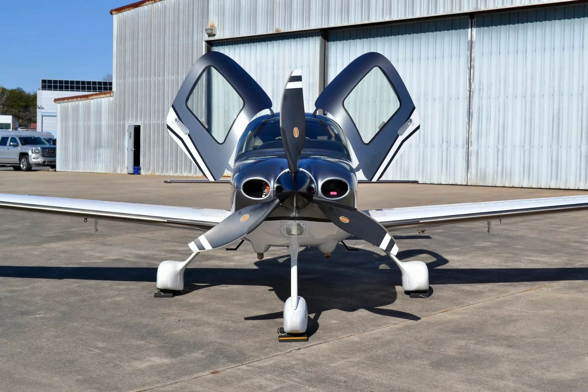Exterior view of a 2016 Cirrus SR22 GTS — Carolina Jet.