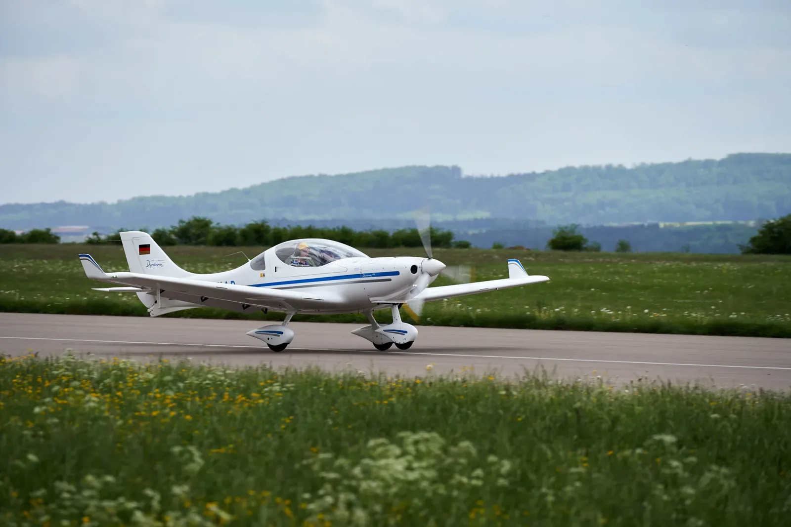 Exterior view of a 2018 Aerospool WT9 Dynamic LSA.