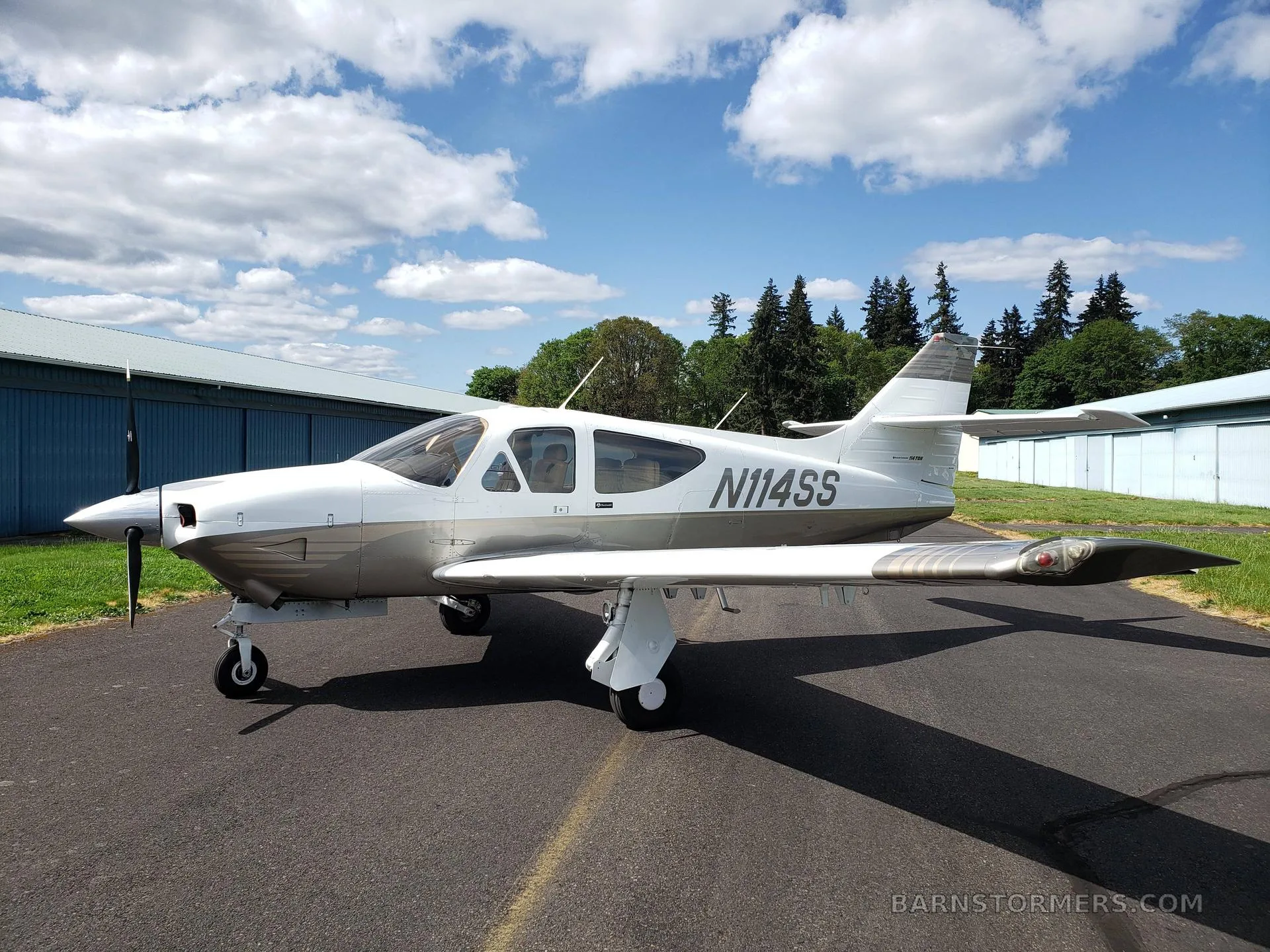 Exterior view of a 1977 Rockwell COMMANDER 114.