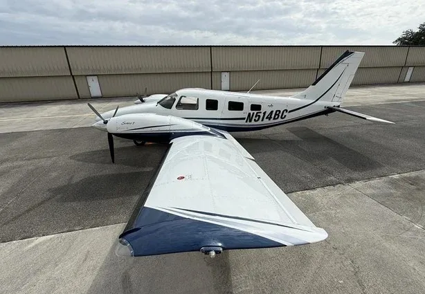 Exterior view of a 2004 Piper PA-34-220T Seneca V.