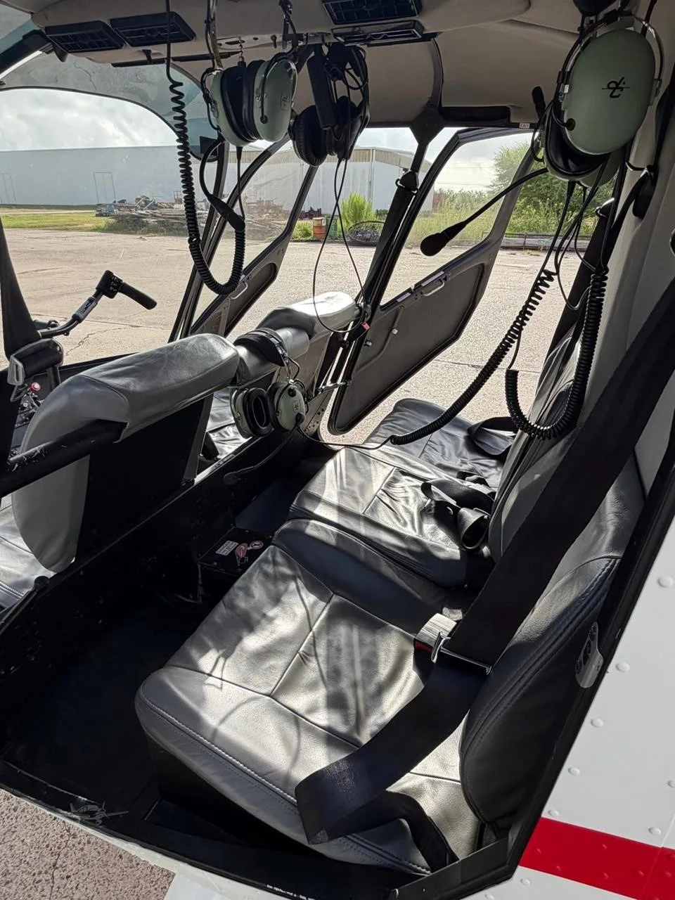 Exterior view of a 2012 ROBINSON R66.