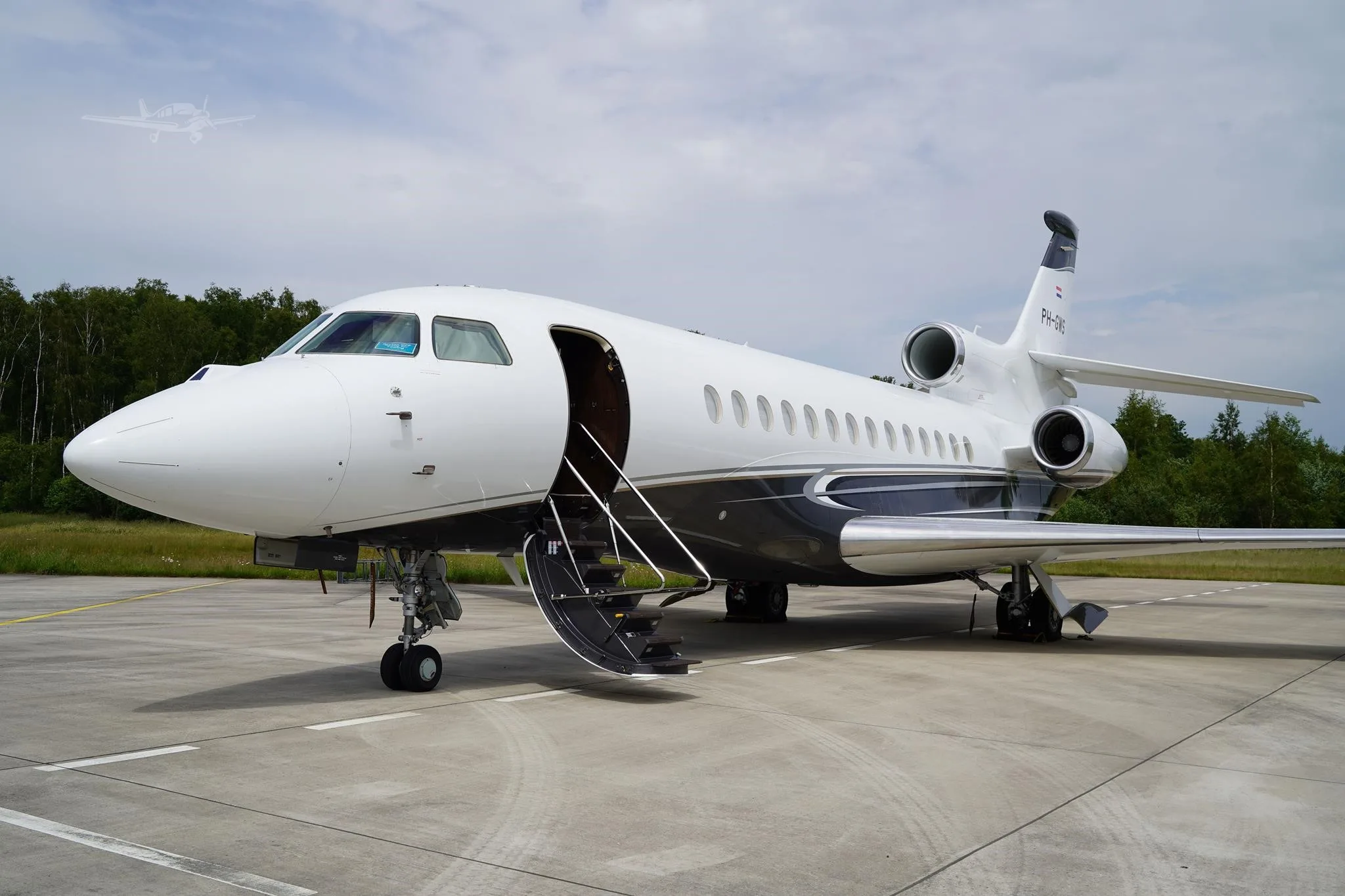 Exterior view of a 2020 DASSAULT FALCON 7X, PH-GWS.
