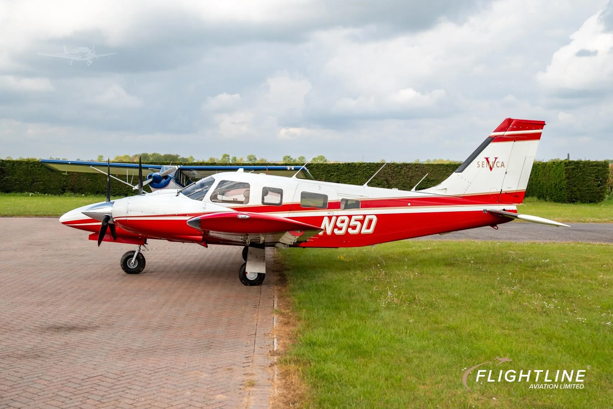 Exterior view of a 1998 PIPER SENECA V, N95D.