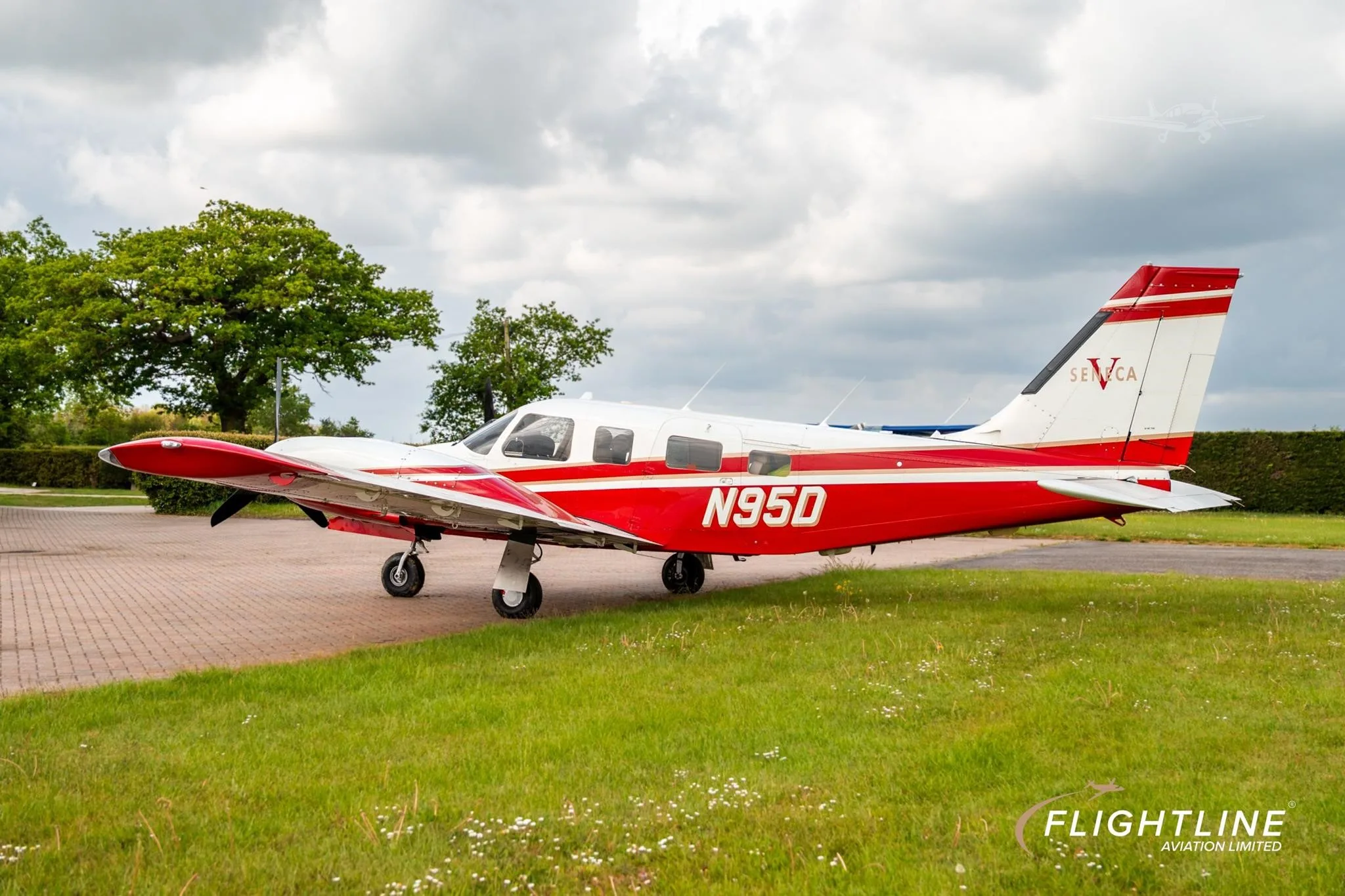 Exterior view of a 1998 PIPER SENECA V, N95D.