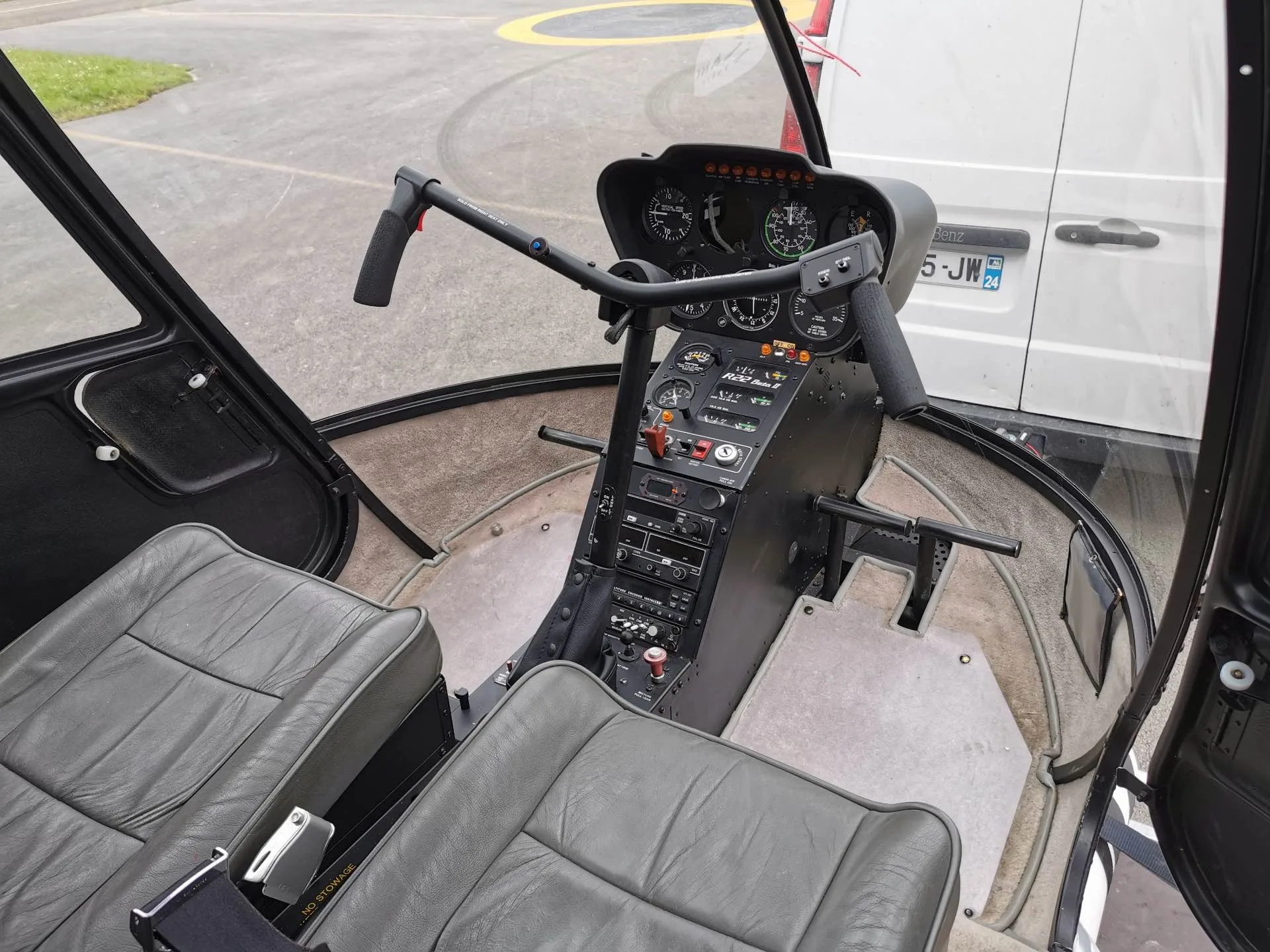 Cockpit and instrument panel of a Helicoptere r22.