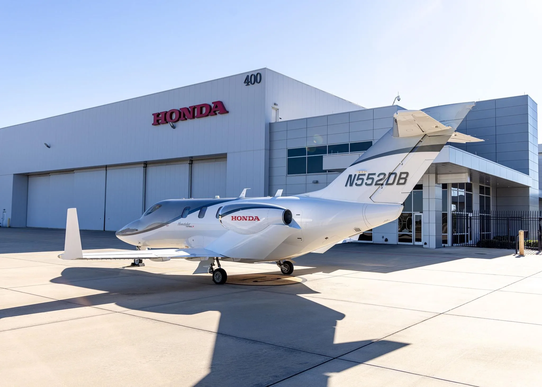 Exterior view of a 2017 HONDA JET APMG S, N552DB.