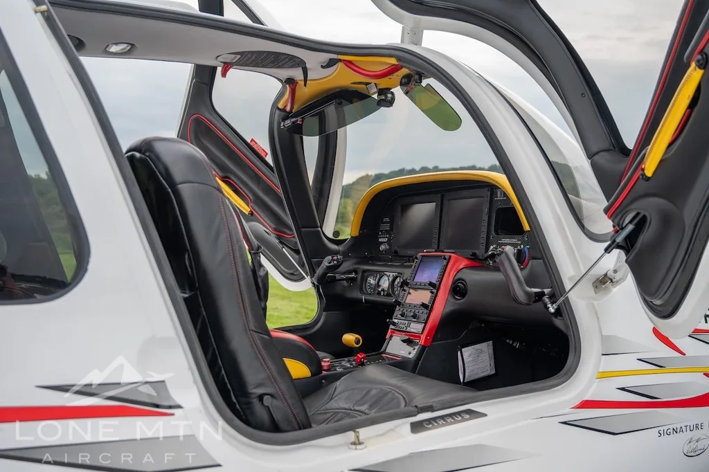 Cockpit and instrument panel of a 2006 Cirrus SR22 G2.