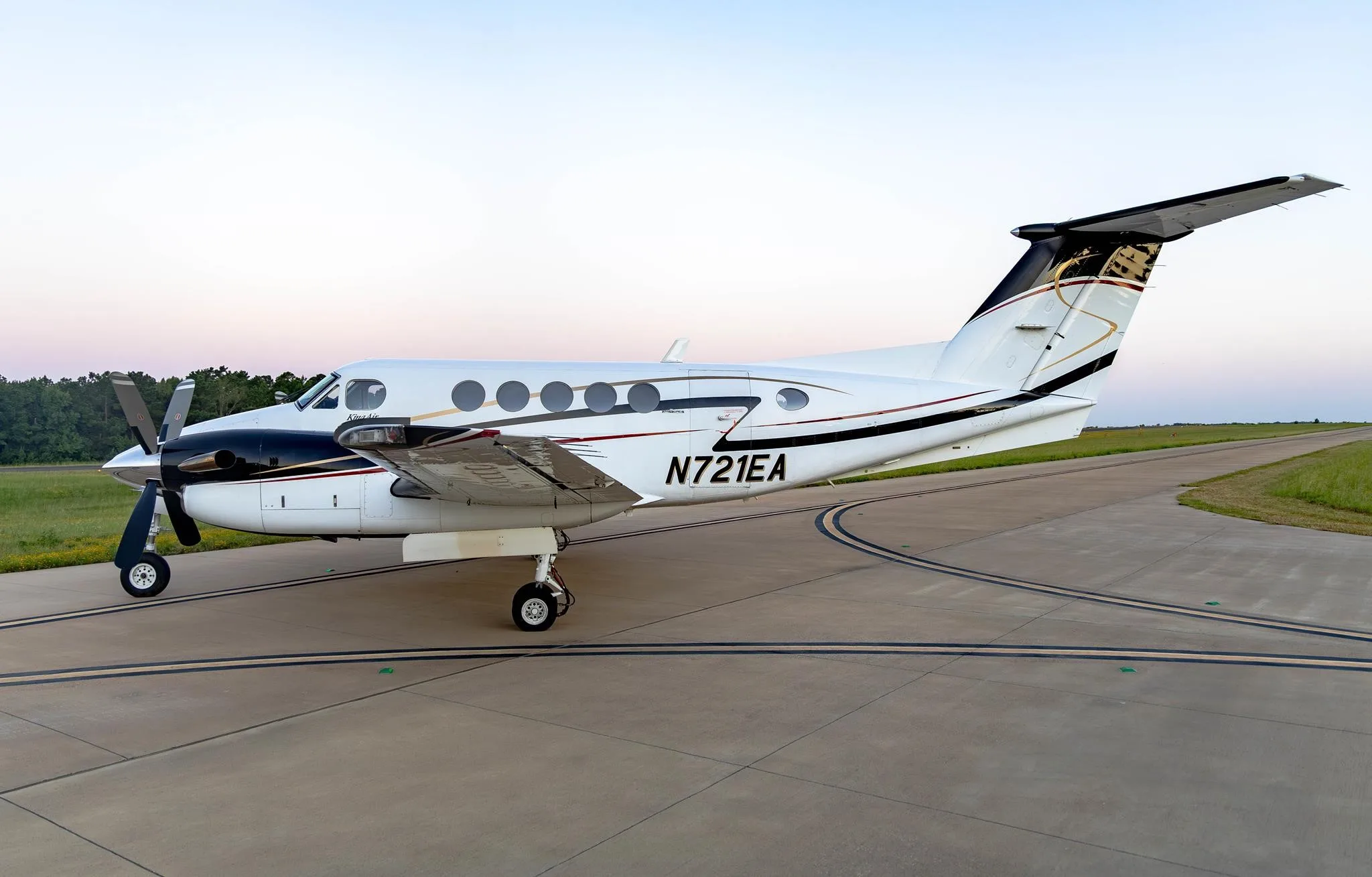 Exterior view of a 1980 BEECHCRAFT KING AIR 200, N721EA.