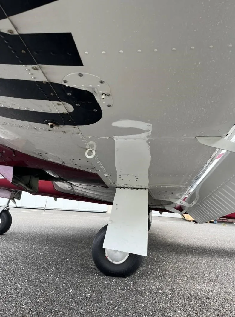 Exterior view of a 1984 PIPER SENECA III, OK-MMG.