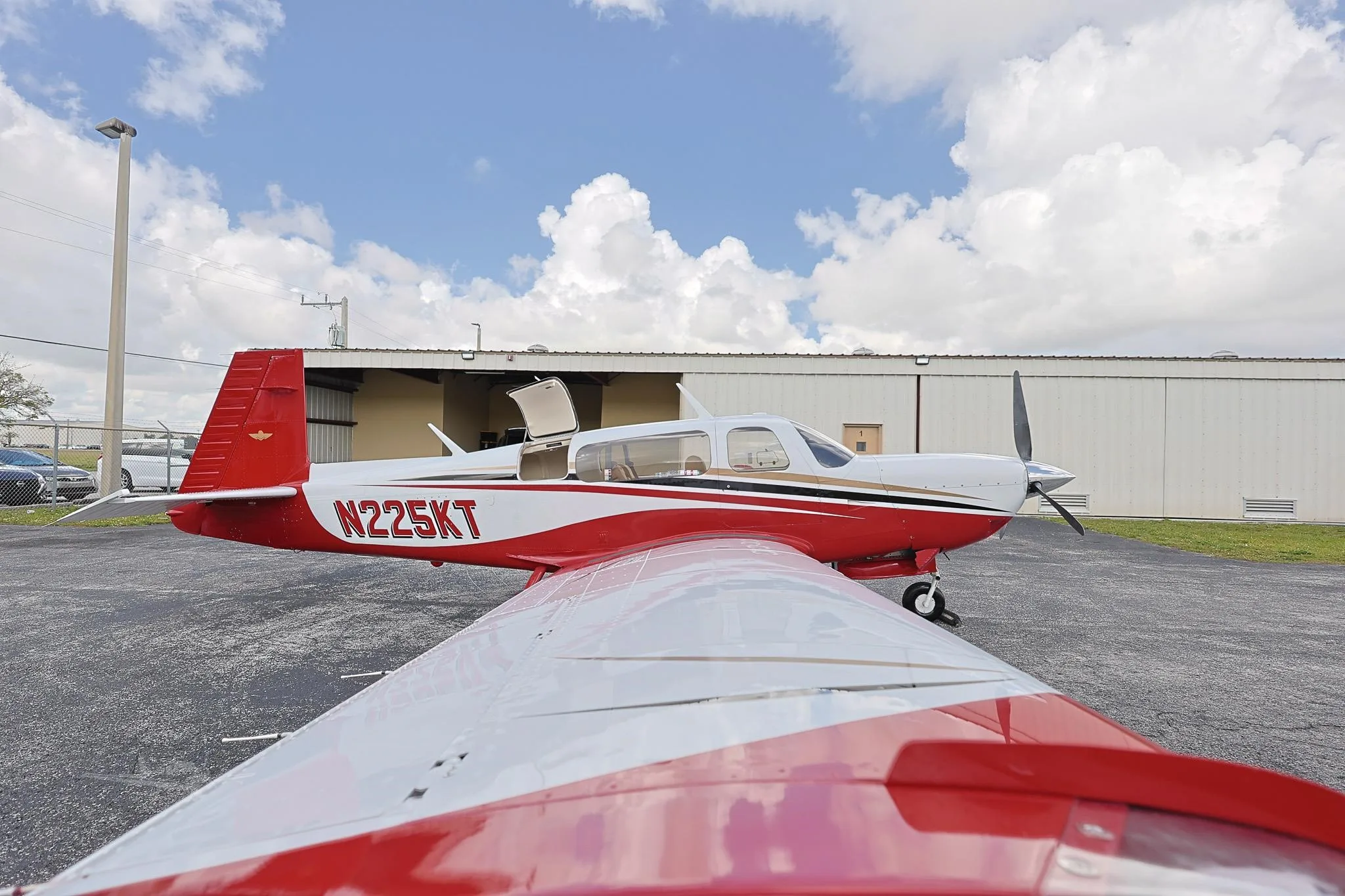 Exterior view of a 1993 MOONEY M20M TLS, N225KT.