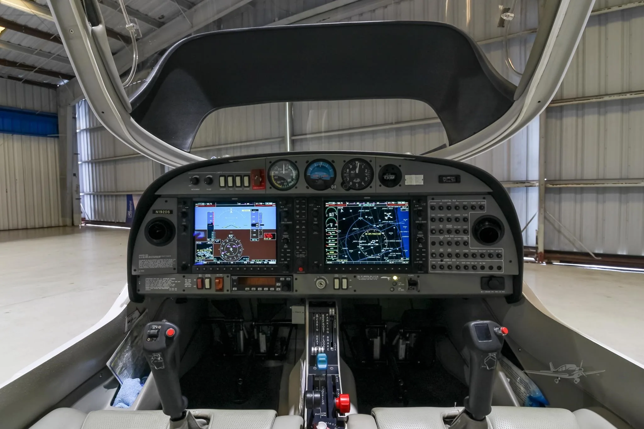 Cockpit and instrument panel of a 2005 DIAMOND DA40-180 STAR.