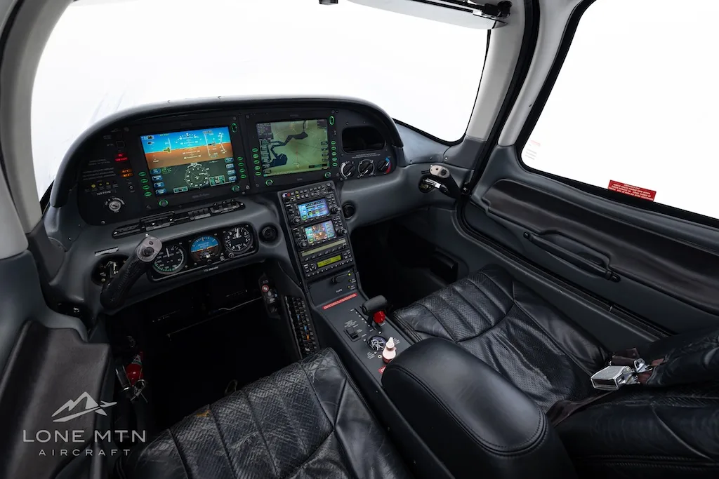 Cockpit and instrument panel of a 2006 Cirrus SR20 G2 GTS.