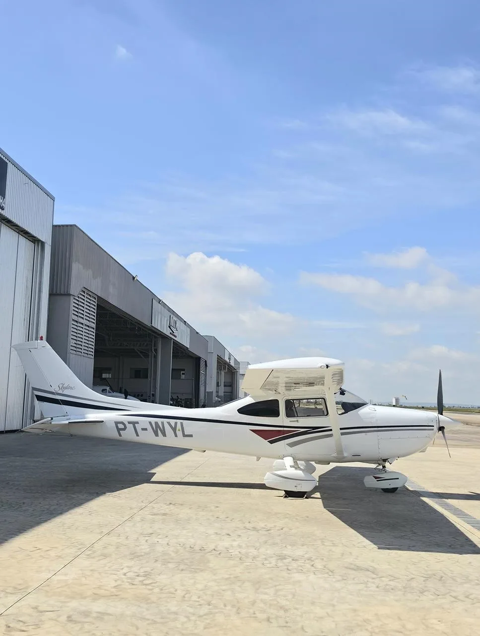 Exterior view of a 1998 CESSNA 182S SKYLANE.
