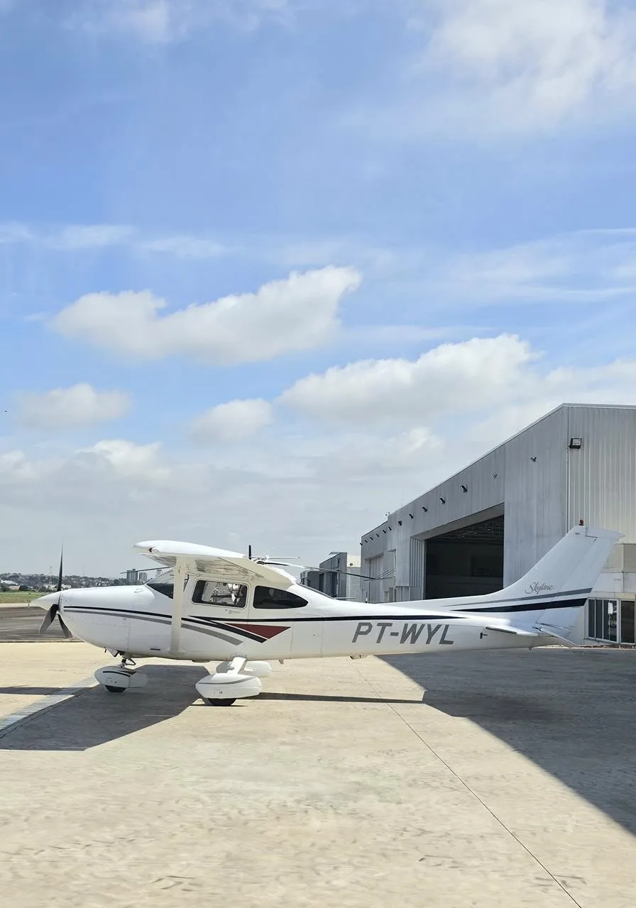 Exterior view of a 1998 CESSNA 182S SKYLANE.
