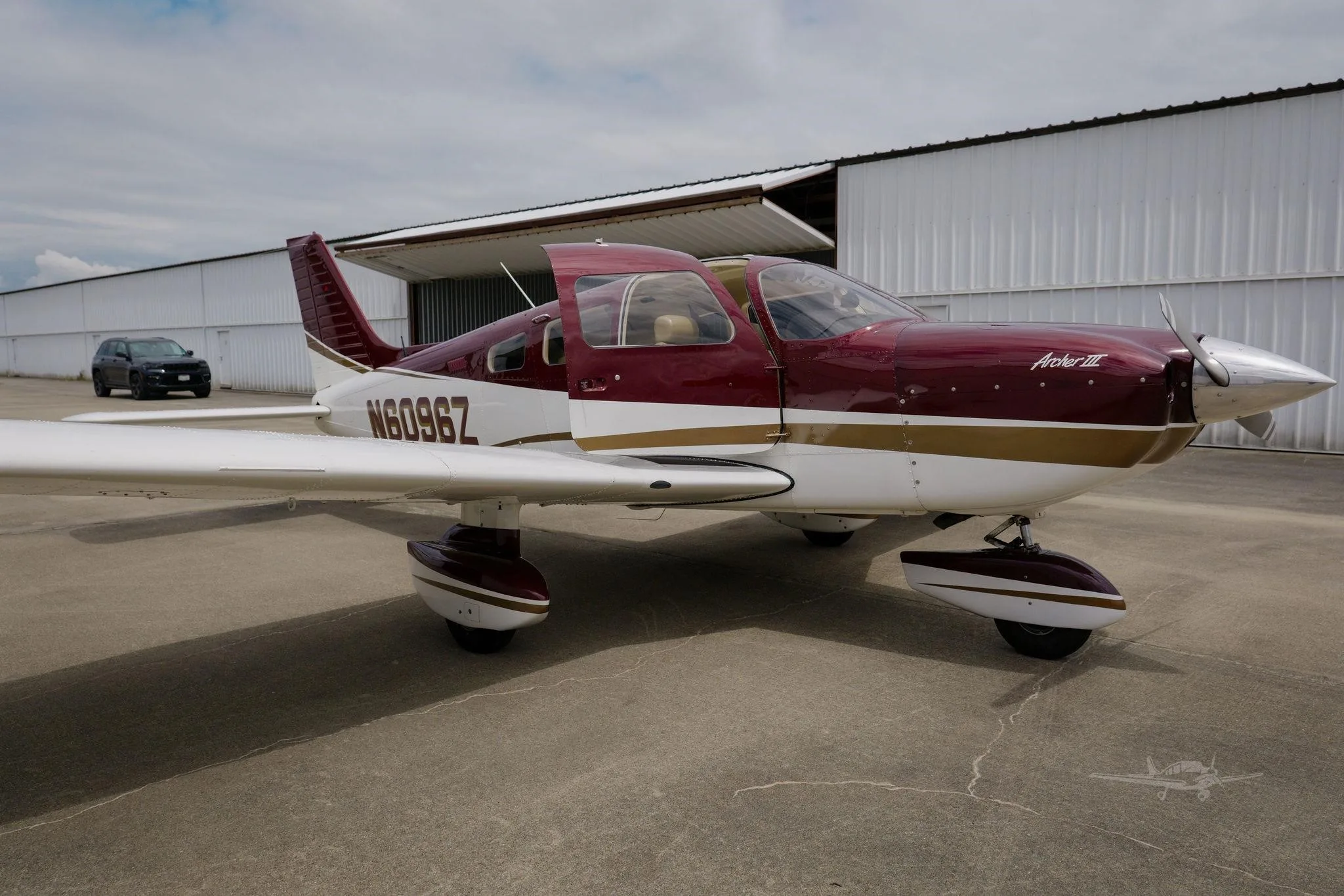 Exterior view of a 2010 PIPER ARCHER III, N6096Z.