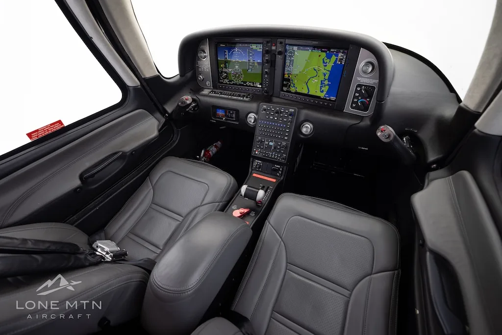 Cockpit and instrument panel of a 2021 Cirrus SR22T G6.