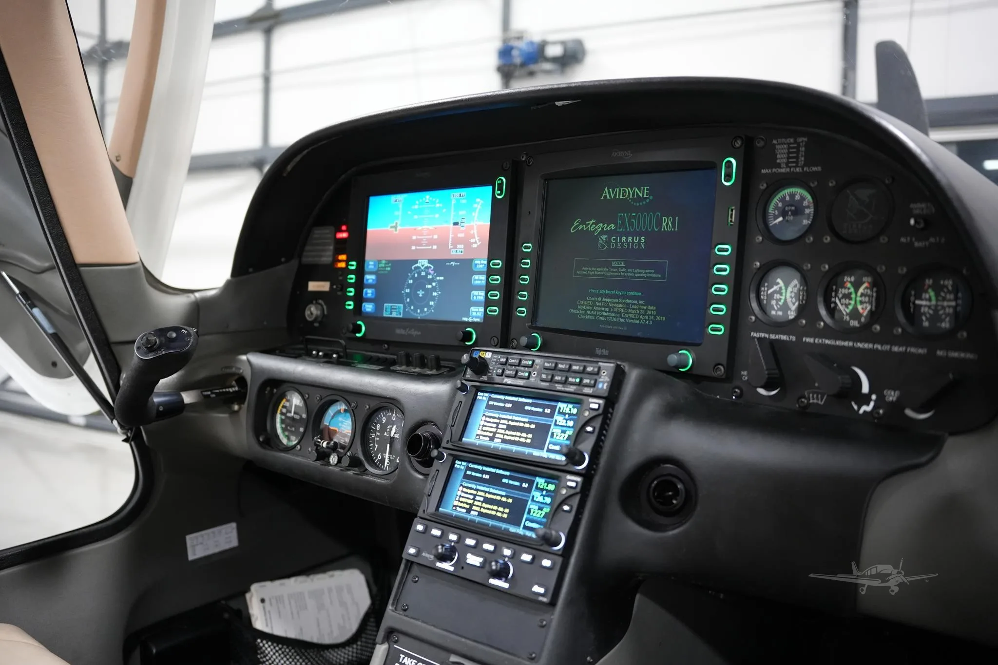 Cockpit and instrument panel of a 2003 CIRRUS SR20.