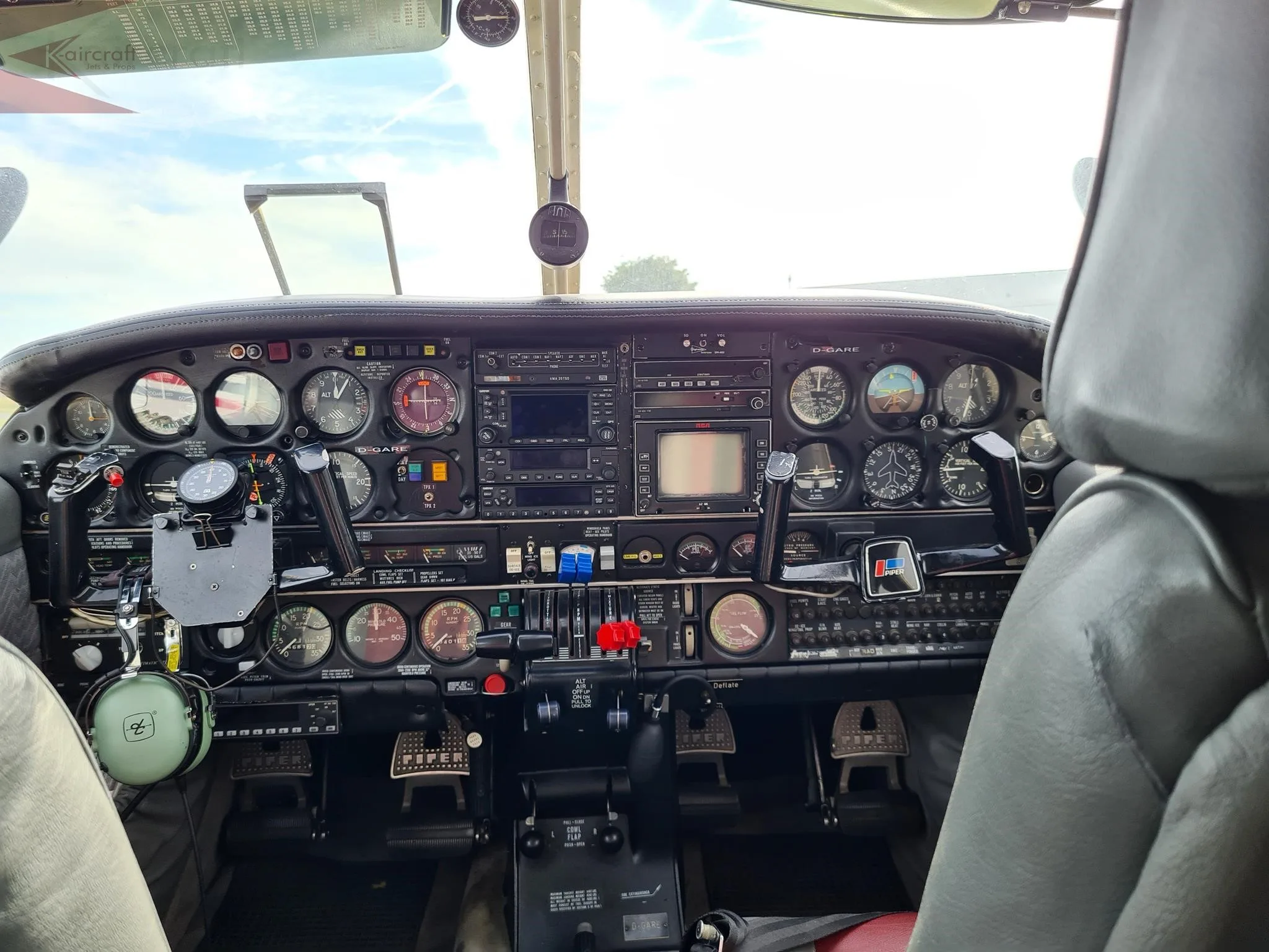 Cockpit and instrument panel of a 1978 PIPER SENECA II.