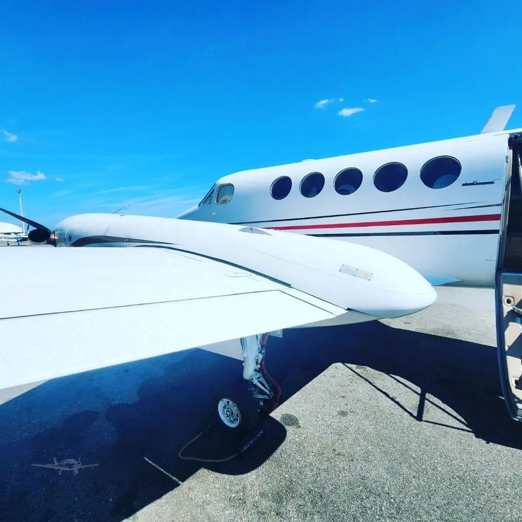 Exterior view of a 1980 BEECHCRAFT KING AIR 200, N54TK.