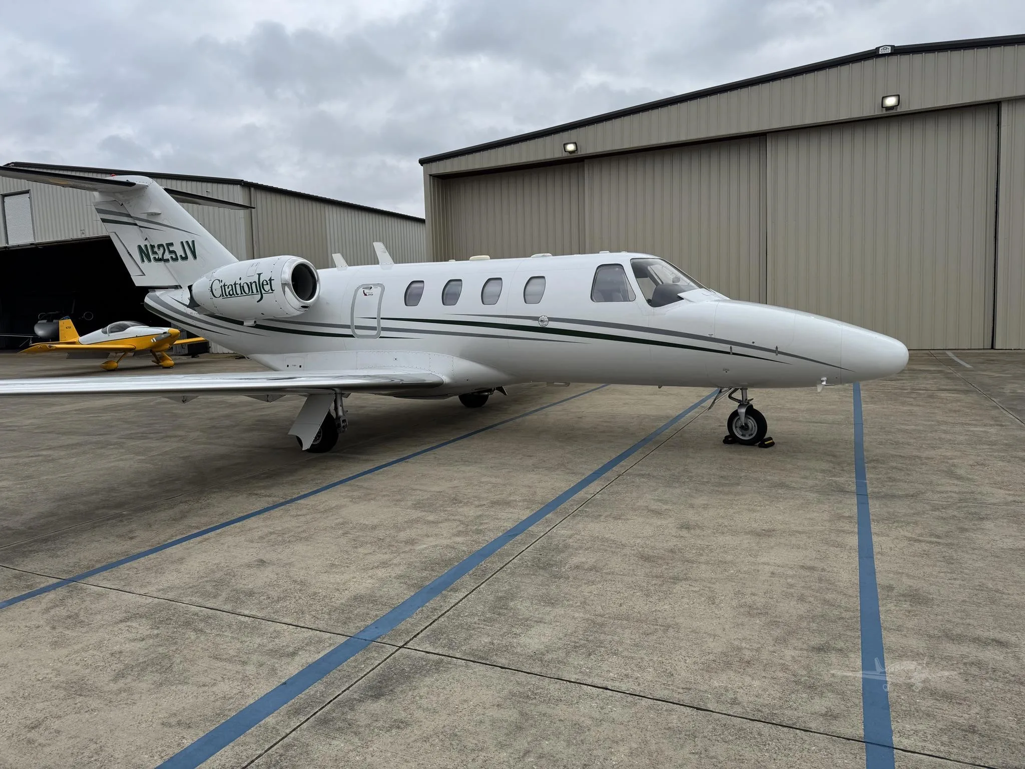 Exterior view of a 1995 CESSNA CITATION JET, N525JV.
