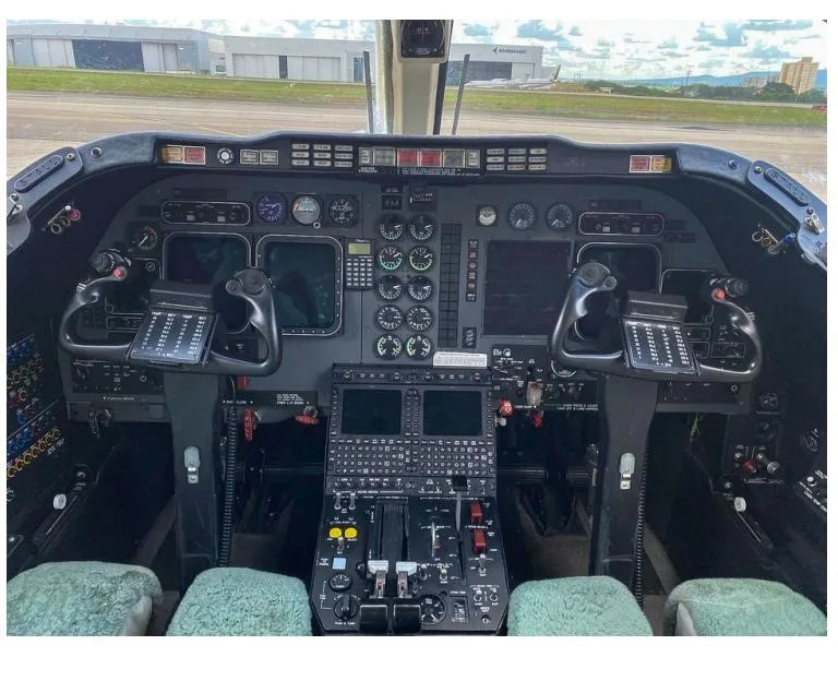 Cockpit and instrument panel of a 2005 HAWKER 400XP.