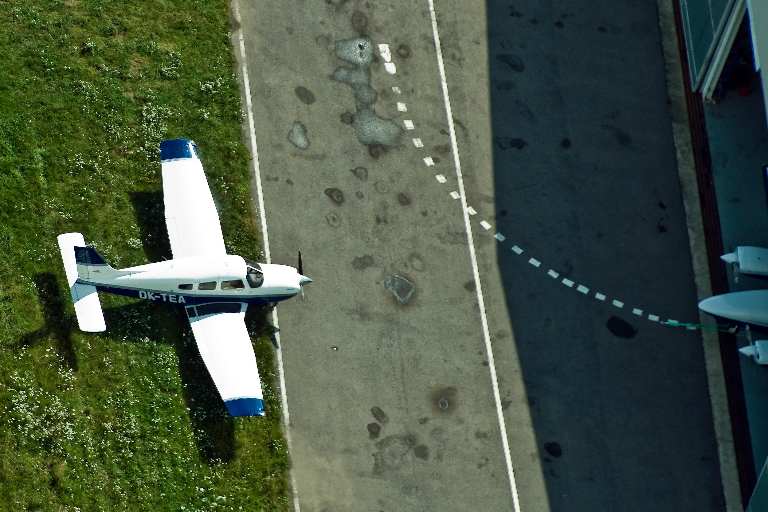 Exterior view of a 2000 Piper PA-28-181 Archer III.