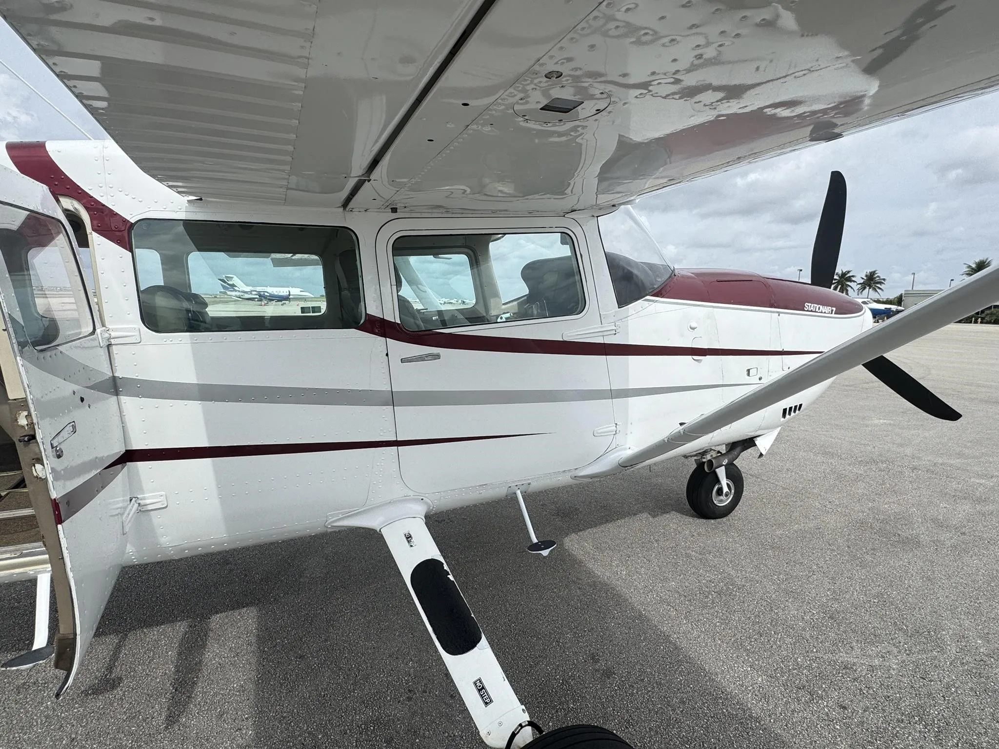 Exterior view of a 1978 CESSNA TURBO 207, N207DF.