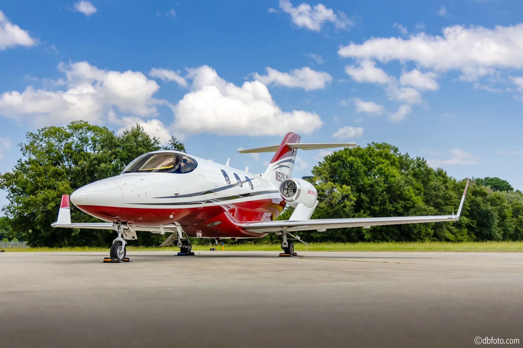 Exterior view of a 2017 Honda Jet, N225DB.