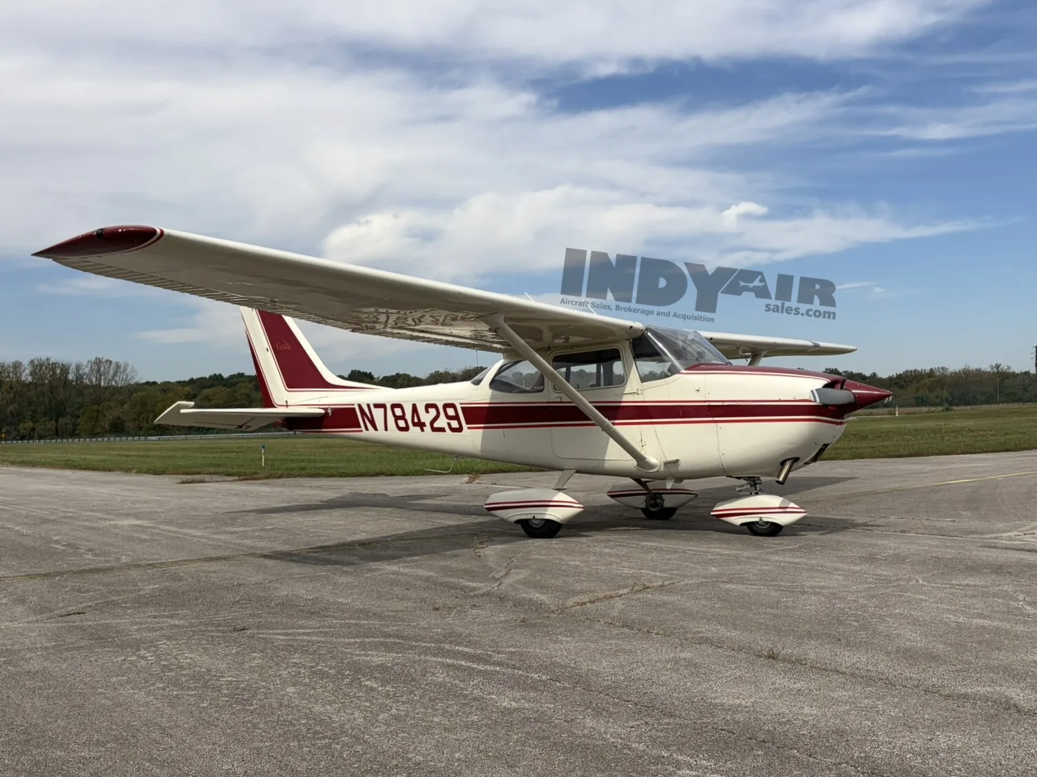 Exterior view of a Cessna 172K, N78429.