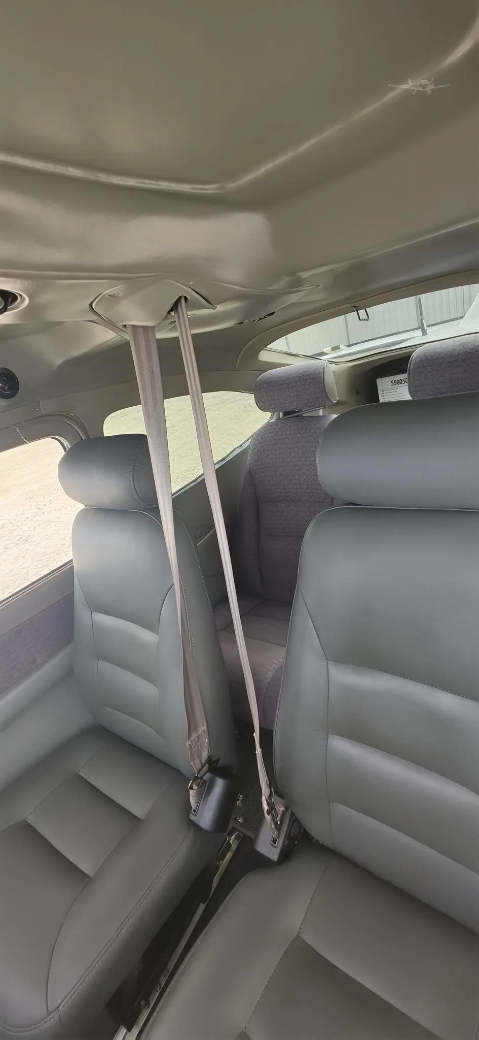 Cabin interior of a 1998 CESSNA 182S SKYLANE.
