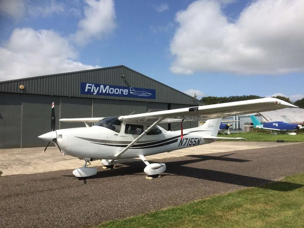 Exterior view of a 1999 Cessna 182S.