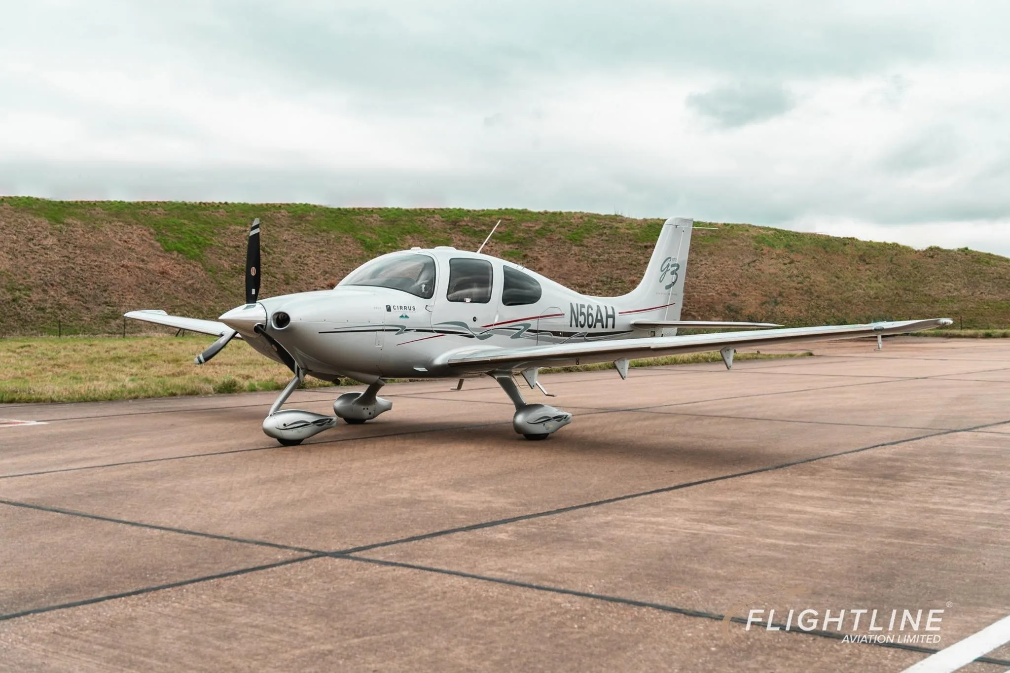 Exterior view of a 2007 CIRRUS SR22-G3, N56AH.