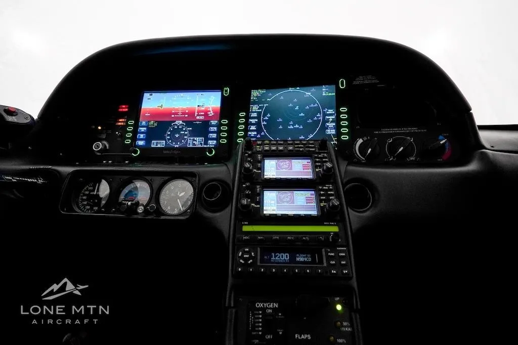 Avionics suite of a 2006 CIRRUS SR22-G2 TURBO.