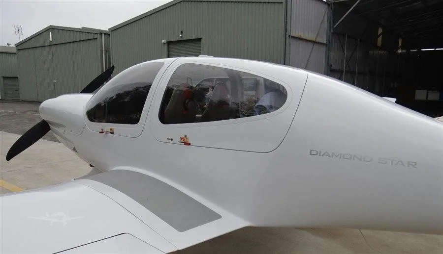 Exterior view of a 2005 DIAMOND DA40, VH-ZSI.