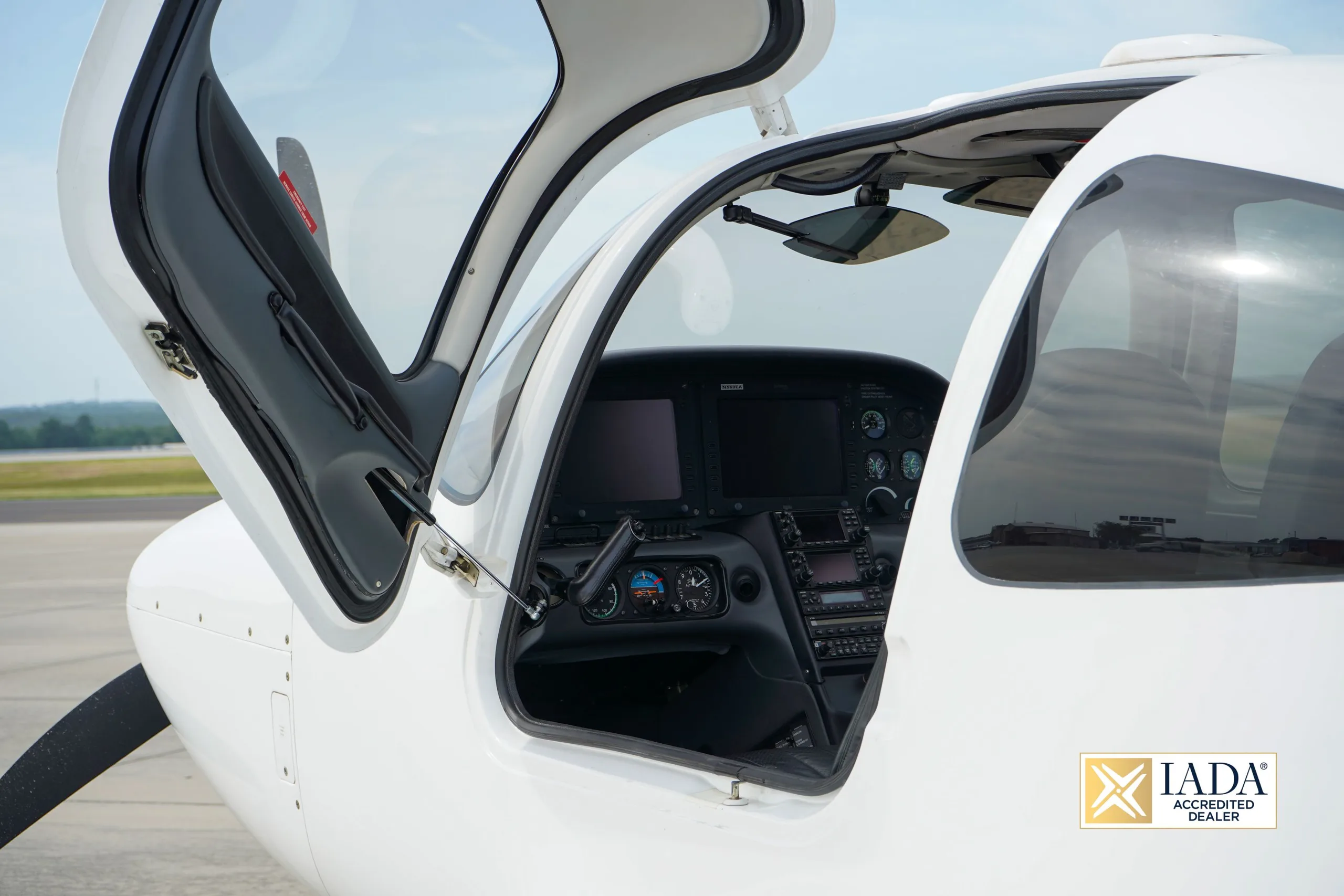 Exterior view of a 2005 Cirrus SR20 G2, N560EA.