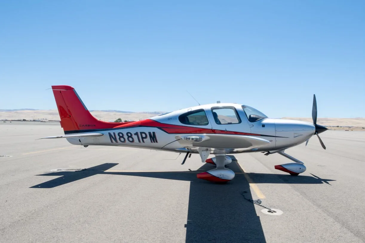 Exterior view of a 2014 Cirrus SR22-G5 TURBO, N881PM.