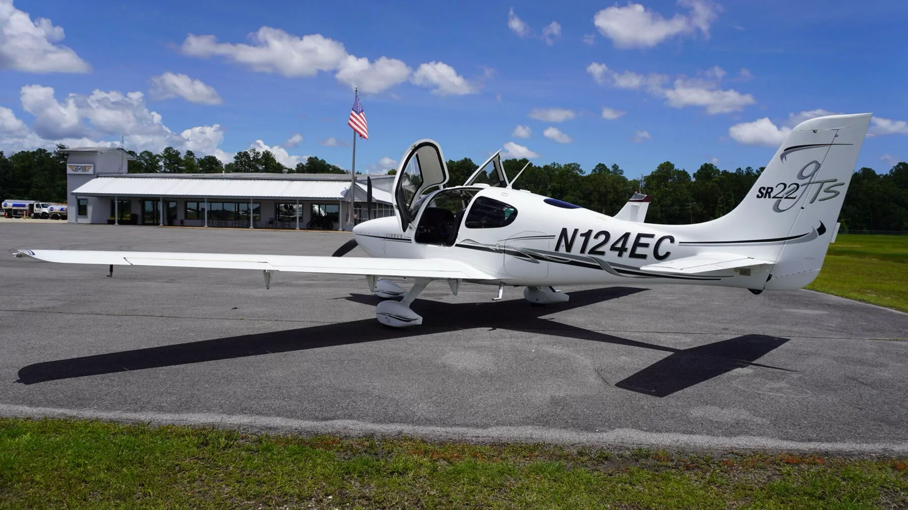Cabin interior of a 2006 Cirrus SR22-G2 GTS.