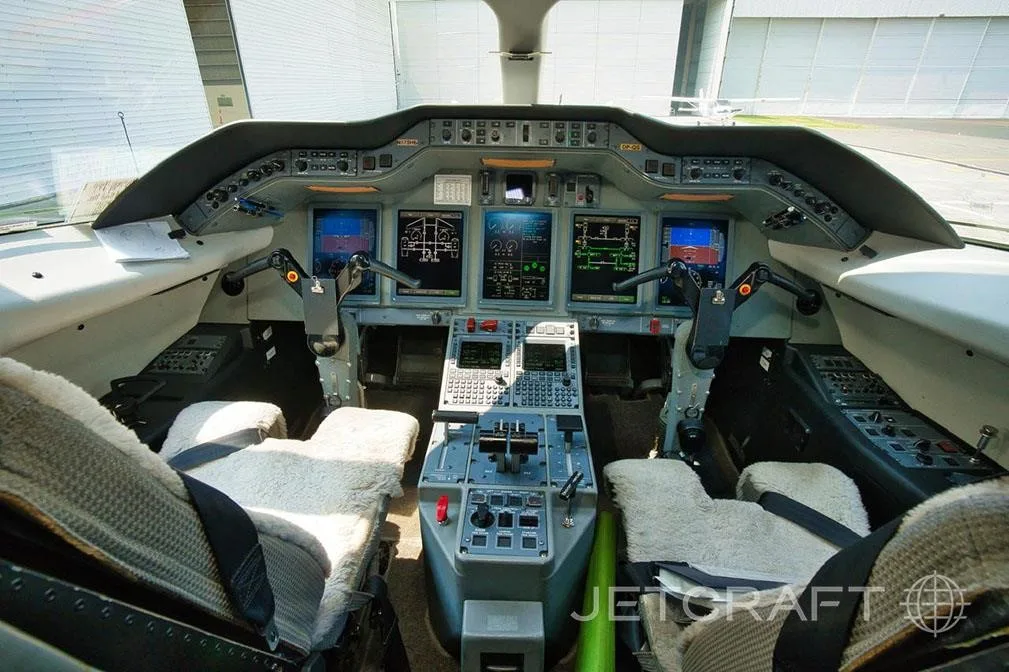 Cockpit and instrument panel of a 2013 HAWKER 4000.