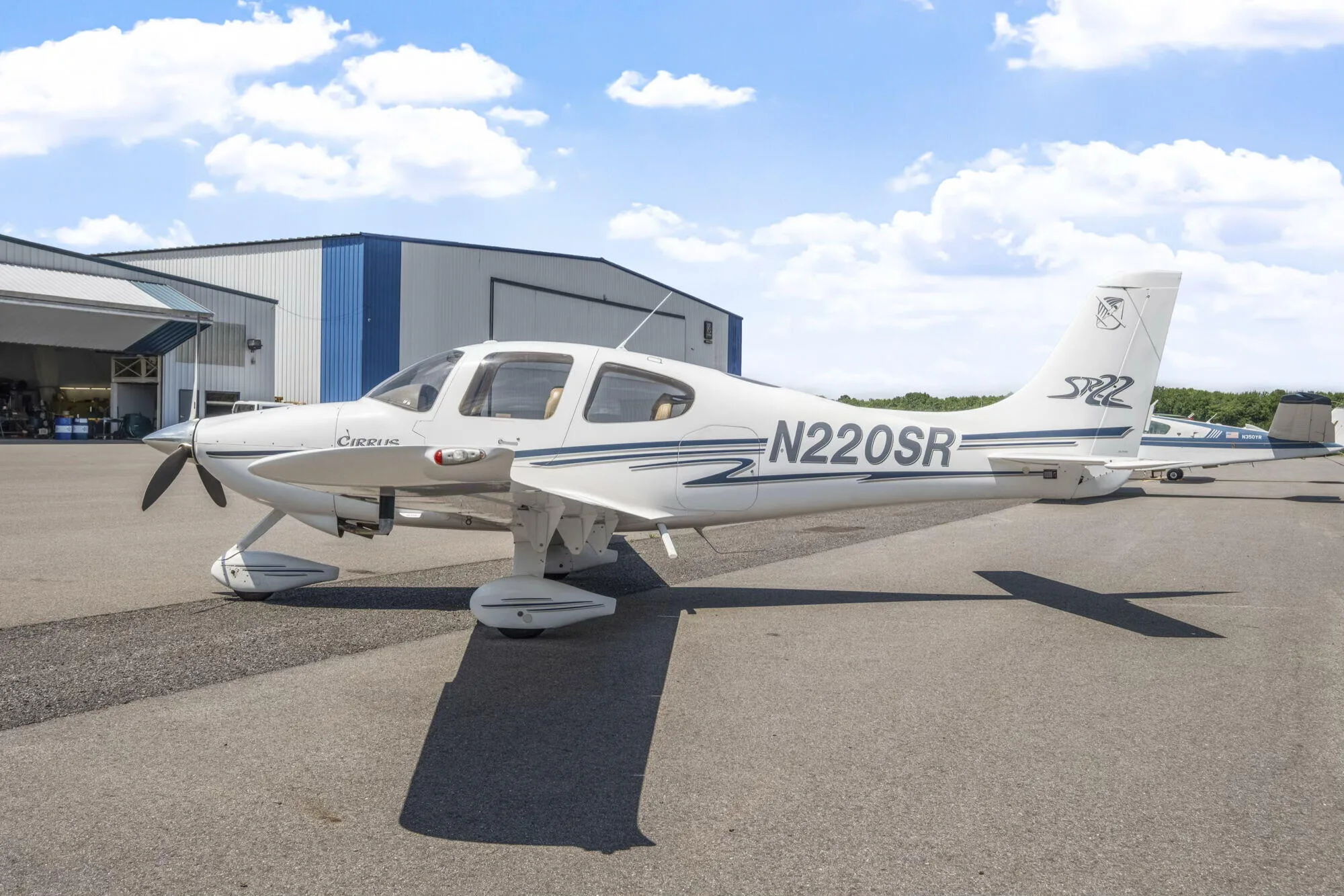 Exterior view of a 2000 Cirrus SR22 G1.