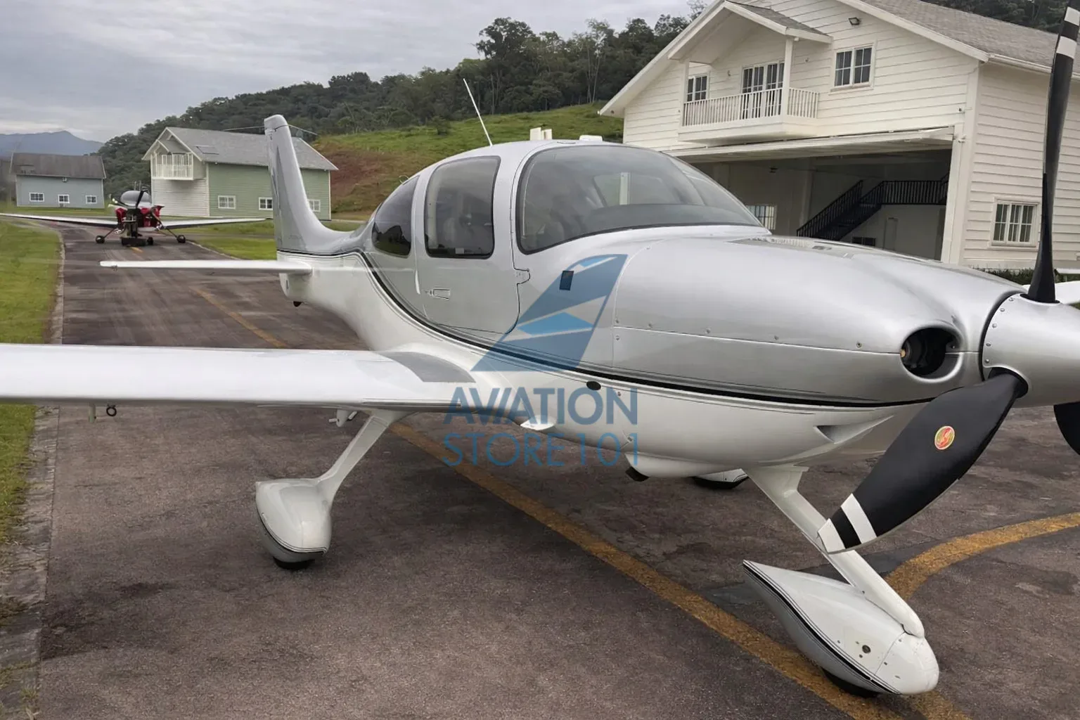 Exterior view of a 2007 Cirrus SR22 G3.