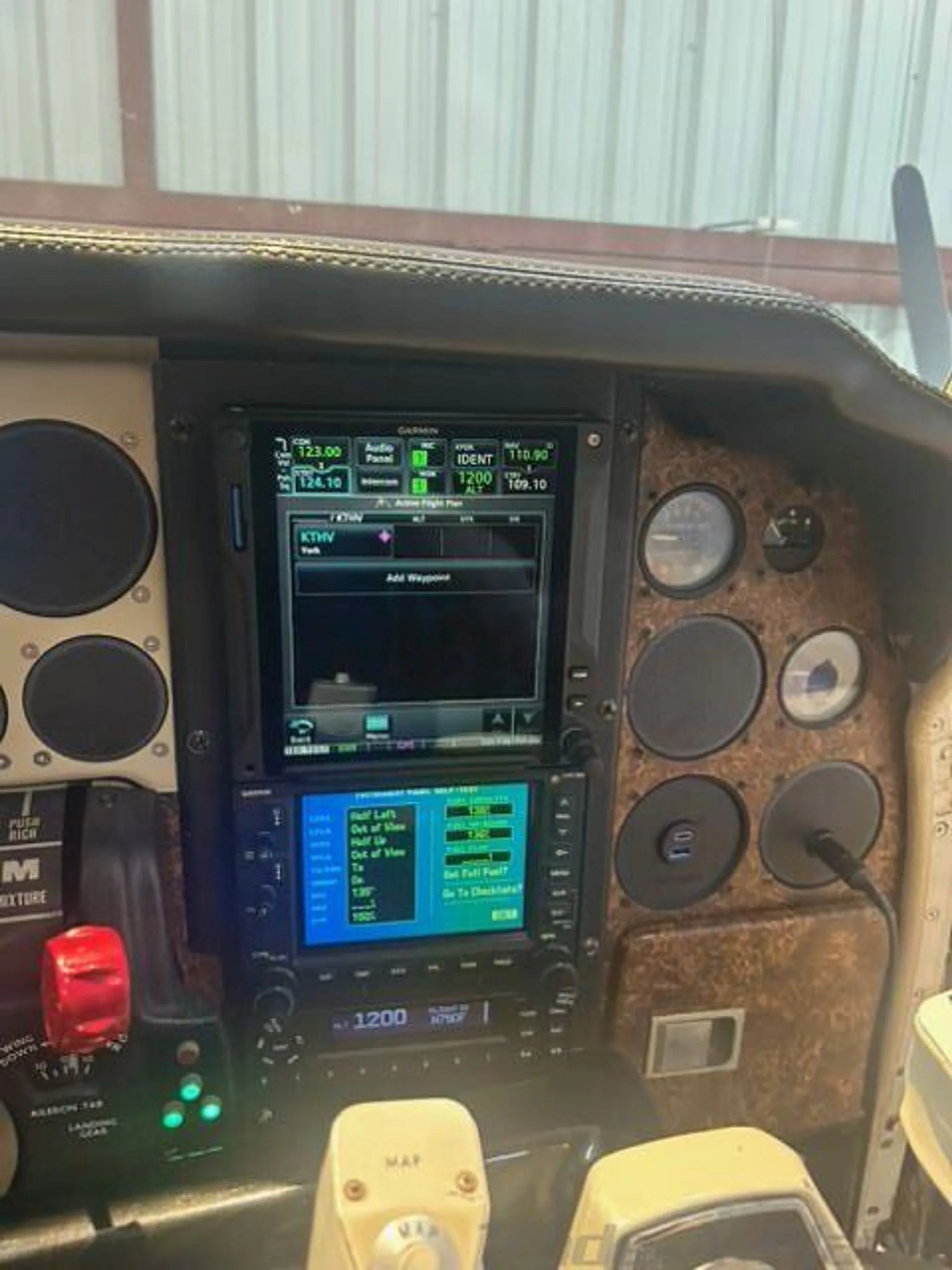 Avionics suite of a 1975 BEECHCRAFT B55 BARON.