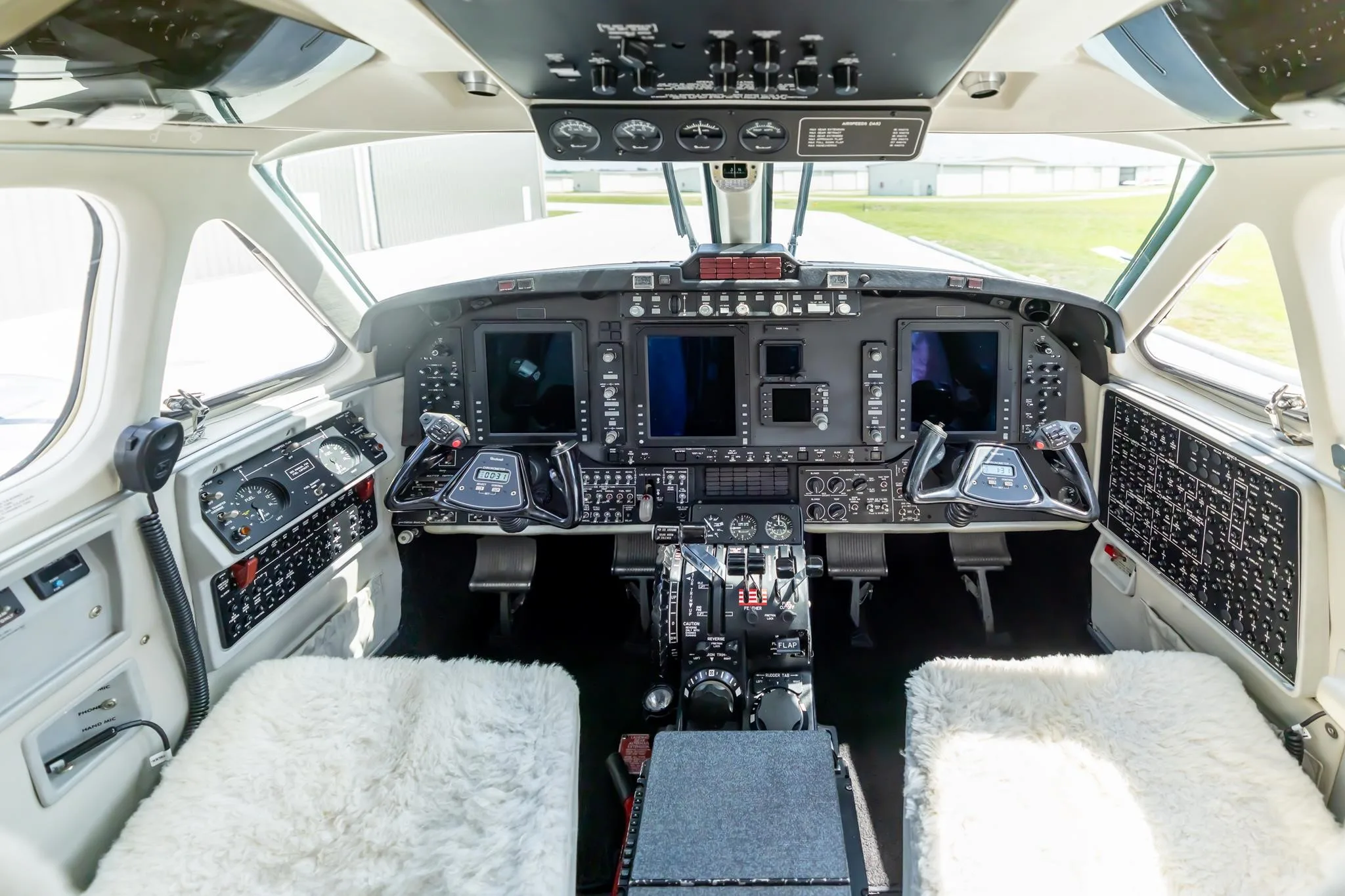 Cockpit and instrument panel of a 2009 BEECHCRAFT KING AIR B200GT.